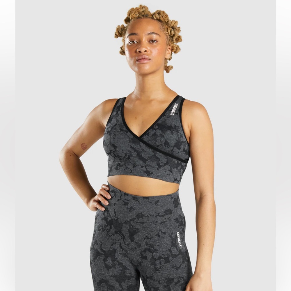 Gymshark Adapt Camo Seamless Strapy Medium Support Black Grey Sports Bra Size XS